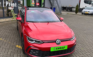 GOLF 8 GTI met kameleon rood voorruit via www.xwrap.com